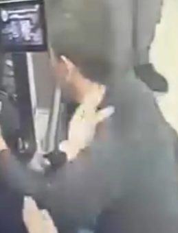 Pendik'te 'poşet' dehşeti: Kadın kasiyeri defalarca yumrukladı! O anlar kamerada&hellip;