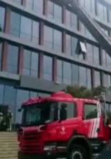 Plazada &ccedil;ıkan yangında dumandan etkilenen vatandaşlar kurtarıldı