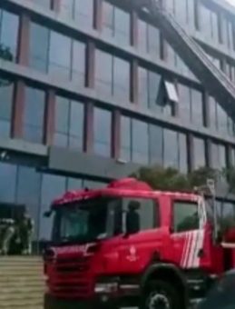 Plazada &ccedil;ıkan yangında dumandan etkilenen vatandaşlar kurtarıldı