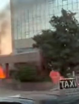 Plazanın Otoparkında Elektrikli Cip Alev Alev Yandı