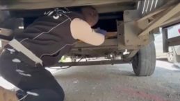 Polis ekiplerini bile şaşırttı: Uyuşturucu &ccedil;ekicinin gizli b&ouml;lmelerinden &ccedil;ıktı!