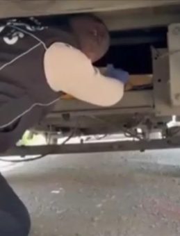 Polis ekiplerini bile şaşırttı: Uyuşturucu &ccedil;ekicinin gizli b&ouml;lmelerinden &ccedil;ıktı!