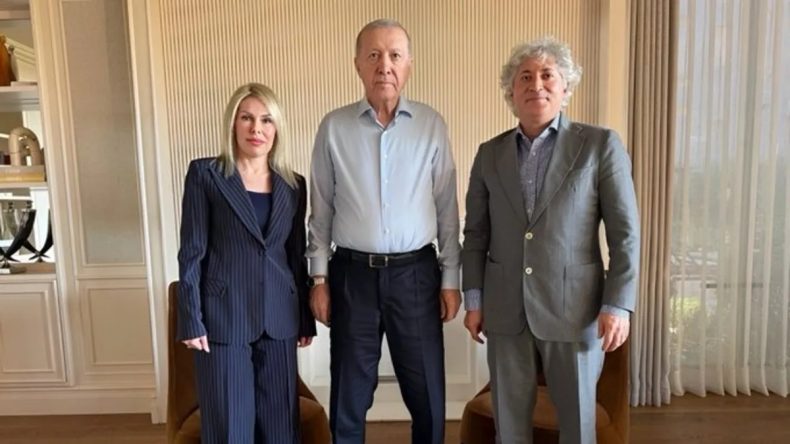 Prof. Dr. &Ouml;zlenen &Ouml;zkan ve Prof. Dr. &Ouml;mer &Ouml;zkan projeler hakkında Başkan Erdoğan&rsquo;a bilgi verdi