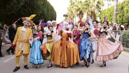 Rio değil Adana… Portakal &Ccedil;i&ccedil;eği coşkusu kenti turuncuya b&uuml;r&uuml;d&uuml;