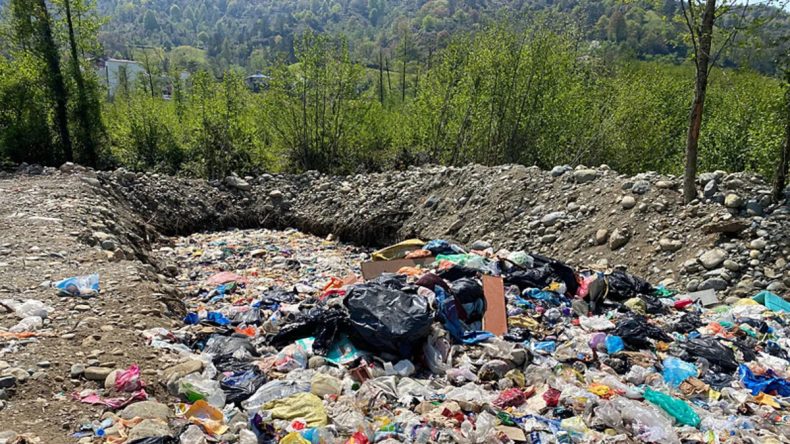 Rize'de A&ccedil;ık Alana &Ccedil;&ouml;p D&ouml;ken Fındıklı Belediyesi'ne 2,3 Milyon Lira Ceza