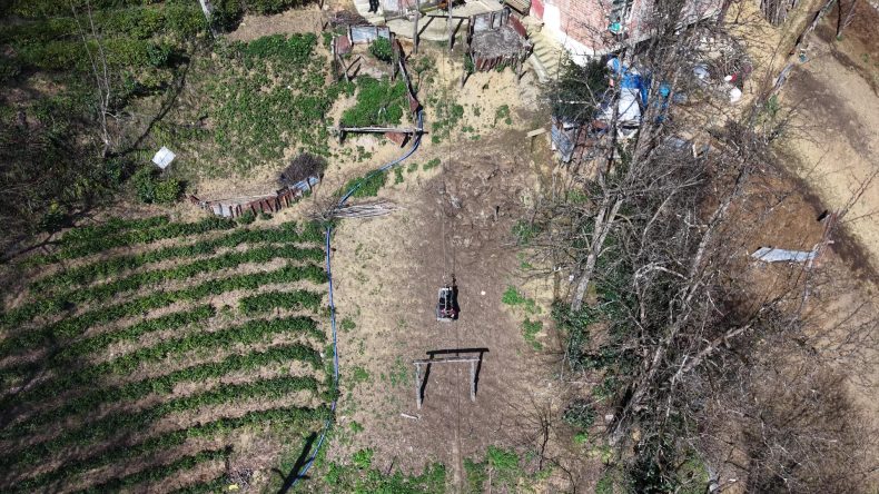 Rize'de Tehlikeli Yolculuk! Evine 20 Yıldır B&ouml;yle Ulaşıyor