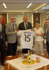 Rizeli Safa, Başkan Erdoğan'dan İstediği İmzalı Arda G&uuml;ler Formasına Kavuştu