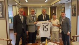 Rizeli Safa, Cumhurbaşkanı Erdoğan'dan istediği imzalı Arda G&uuml;ler formasına kavuştu