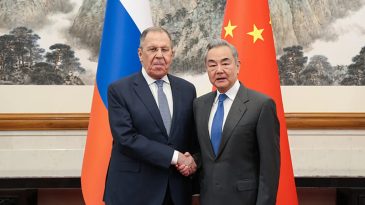 Rusya Dışişleri Bakanı Lavrov, &Ccedil;inli mevkidaşı Vang ile g&ouml;r&uuml;şt&uuml;