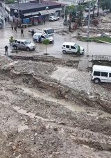 Sağanak yağış dereleri taşırdı