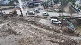 Sağanak yağış dereleri taşırdı