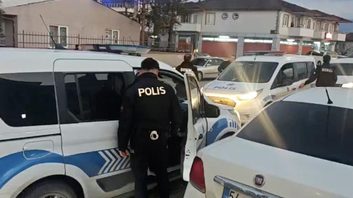 Sakarya'da eşinden şiddet g&ouml;ren hamile kadın, okul bah&ccedil;esine girerek vatandaşlardan yardım istedi