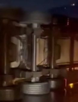 Sakarya'da zincirleme kaza: 3 tır &ccedil;arpıştı, kilometrelerce ara&ccedil; kuyruğu oluştu