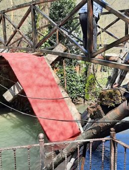 Sakarya&rsquo;da Dere &Uuml;zerindeki Asma K&ouml;pr&uuml; &Ccedil;&ouml;kt&uuml;: 2 Yaralı