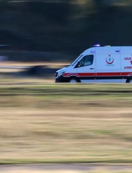 Sakarya&rsquo;da hafif ticari ara&ccedil; ile otomobil &ccedil;arpıştı! 4 yaralı