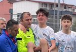 Sakatlanan futbolcuyu ma&ccedil;ın hakemi kucağında taşıdı