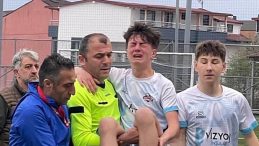 Sakatlanan futbolcuyu ma&ccedil;ın hakemi kucağında taşıdı