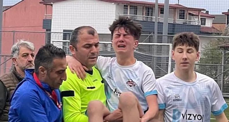 Sakatlanan futbolcuyu ma&ccedil;ın hakemi kucağında taşıdı
