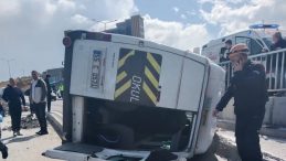 Samsun'da korkutan kaza: Minib&uuml;s kavşakta devrildi!