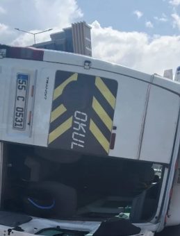 Samsun'da korkutan kaza: Minibüs kavşakta devrildi!