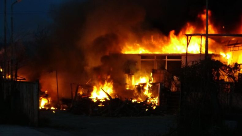 Samsun'da Meyve Deposunda Yangın: Ekipler M&uuml;dahale Ediyor