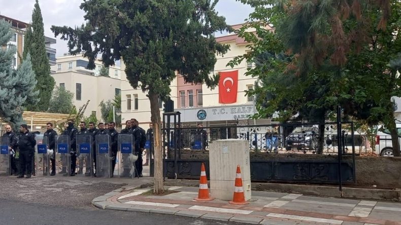 Şanlıurfa'da Halfeti Belediyesi'nde 'yolsuzluk' operasyonu: Eski başkan dahil 49 g&ouml;zaltı