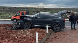 Şanlıurfa&rsquo;da iki ara&ccedil; &ccedil;arpıştı: 8 yaralı
