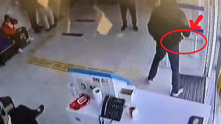 Satırla banka soymaya &ccedil;alıştı