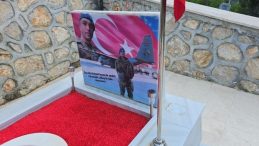 Şehide b&uuml;y&uuml;k saygısızlık&hellip; Kabrindeki minyat&uuml;r heykeli &ccedil;aldı, o anlar kameraya b&ouml;yle yansıdı