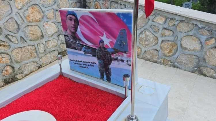 Şehide b&uuml;y&uuml;k saygısızlık&hellip; Kabrindeki minyat&uuml;r heykeli &ccedil;aldı, o anlar kameraya b&ouml;yle yansıdı