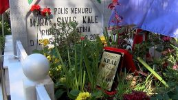 Şehidin mezarındaki plaket g&ouml;renleri duygulandırdı