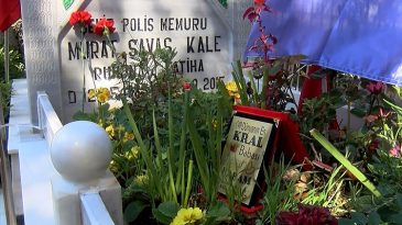 Şehidin mezarındaki plaket g&ouml;renleri duygulandırdı