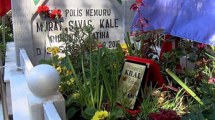 Şehidin mezarındaki plaket g&ouml;renleri duygulandırdı