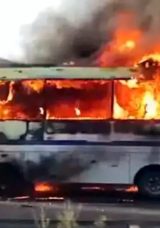 Servis minib&uuml;s&uuml; seyir halindeyken yandı