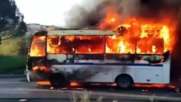 Servis minib&uuml;s&uuml; seyir halindeyken yandı