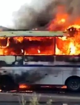 Servis minib&uuml;s&uuml; seyir halindeyken yandı