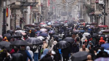 Sıcaklık d&uuml;ş&uuml;yor&hellip; İstanbul Valiliğinden İstanbul i&ccedil;in kuvvetli yağış uyarısı