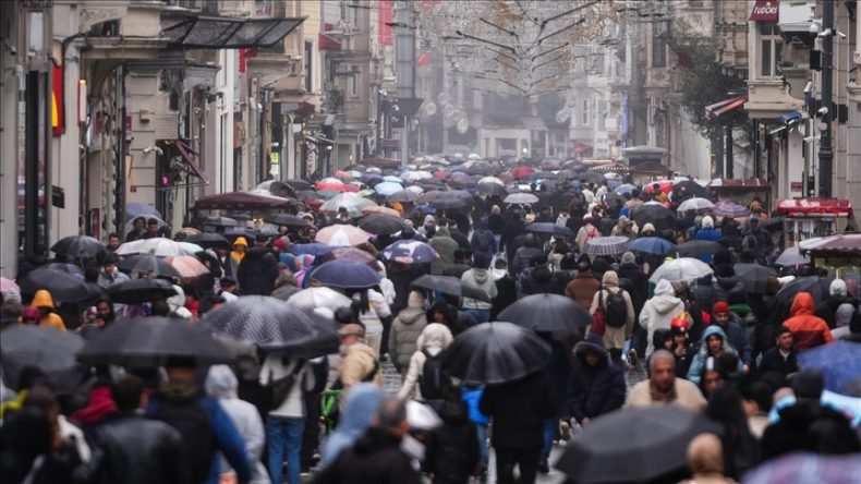 Sıcaklık d&uuml;ş&uuml;yor&hellip; İstanbul Valiliğinden İstanbul i&ccedil;in kuvvetli yağış uyarısı