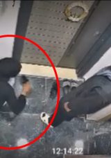 Siirt'te 3 Kadın Hırsız Kamerada: Ayakkabıları Tek Tek Kokladılar Kapıyı Kartla A&ccedil;maya &Ccedil;alıştılar