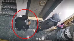 Siirt'te 3 Kadın Hırsız Kamerada: Ayakkabıları Tek Tek Kokladılar Kapıyı Kartla A&ccedil;maya &Ccedil;alıştılar