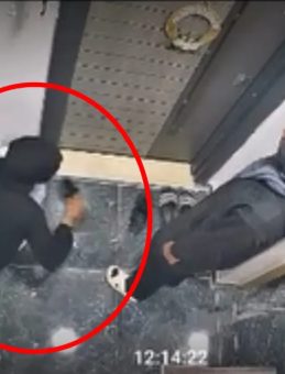 Siirt'te 3 Kadın Hırsız Kamerada: Ayakkabıları Tek Tek Kokladılar Kapıyı Kartla A&ccedil;maya &Ccedil;alıştılar