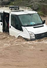 Siirt'te yağmur bir anda kabusa d&ouml;nd&uuml;! Debisi y&uuml;kselen dere hasta kadına mezar oldu&hellip;