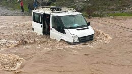 Siirt'te yağmur bir anda kabusa d&ouml;nd&uuml;! Debisi y&uuml;kselen dere hasta kadına mezar oldu&hellip;