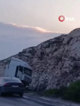 Siirt&ndash;Batman Karayolunda Yoldan &Ccedil;ıkan Tır Kaza Yaptı: 1 Yaralı