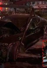 Şişli&rsquo;de Feci Kaza! Otomobil Demir Korkuluklara Ok Gibi Saplandı: Yaralılar Var!
