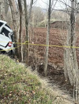 Sivas'ta hafif ticari ara&ccedil; şarampole devrildi: 3 &ouml;l&uuml;