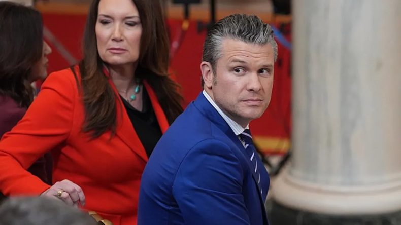 Siyonist Savaş Bakanı Hegseth de topun ağzında