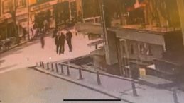 Son dakika | Fatih'teki kurye cinayetinin g&ouml;r&uuml;nt&uuml;leri ortaya &ccedil;ıktı! Sokak ortasında vahşet: Yurt dışına ka&ccedil;ma hazırlığı yapmışlar&hellip;