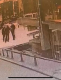 Son dakika | Fatih'teki kurye cinayetinin g&ouml;r&uuml;nt&uuml;leri ortaya &ccedil;ıktı! Sokak ortasında vahşet: Yurt dışına ka&ccedil;ma hazırlığı yapmışlar&hellip;