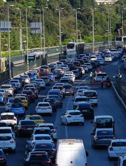 SON DAKİKA | İstanbul'da trafik resmen durdu! Harita kırmızıya döndü: Yoğunluk yüzde 87'ye yükseldi